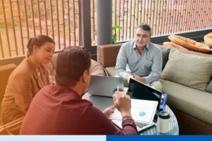 Colombian nearshore professionals collaborating in real time with U.S. teams