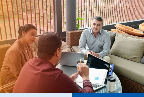 Colombian nearshore professionals collaborating in real time with U.S. teams