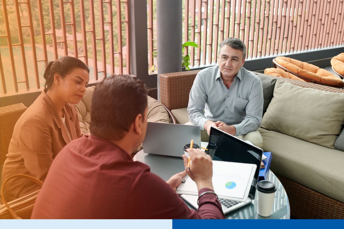 Colombian nearshore professionals collaborating in real time with U.S. teams